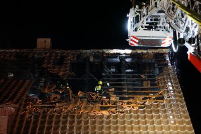 Bissingen: Offener Dachstuhlbrand - Flammen schlagen aus dem Gebaeude - Haus unbewohnbar